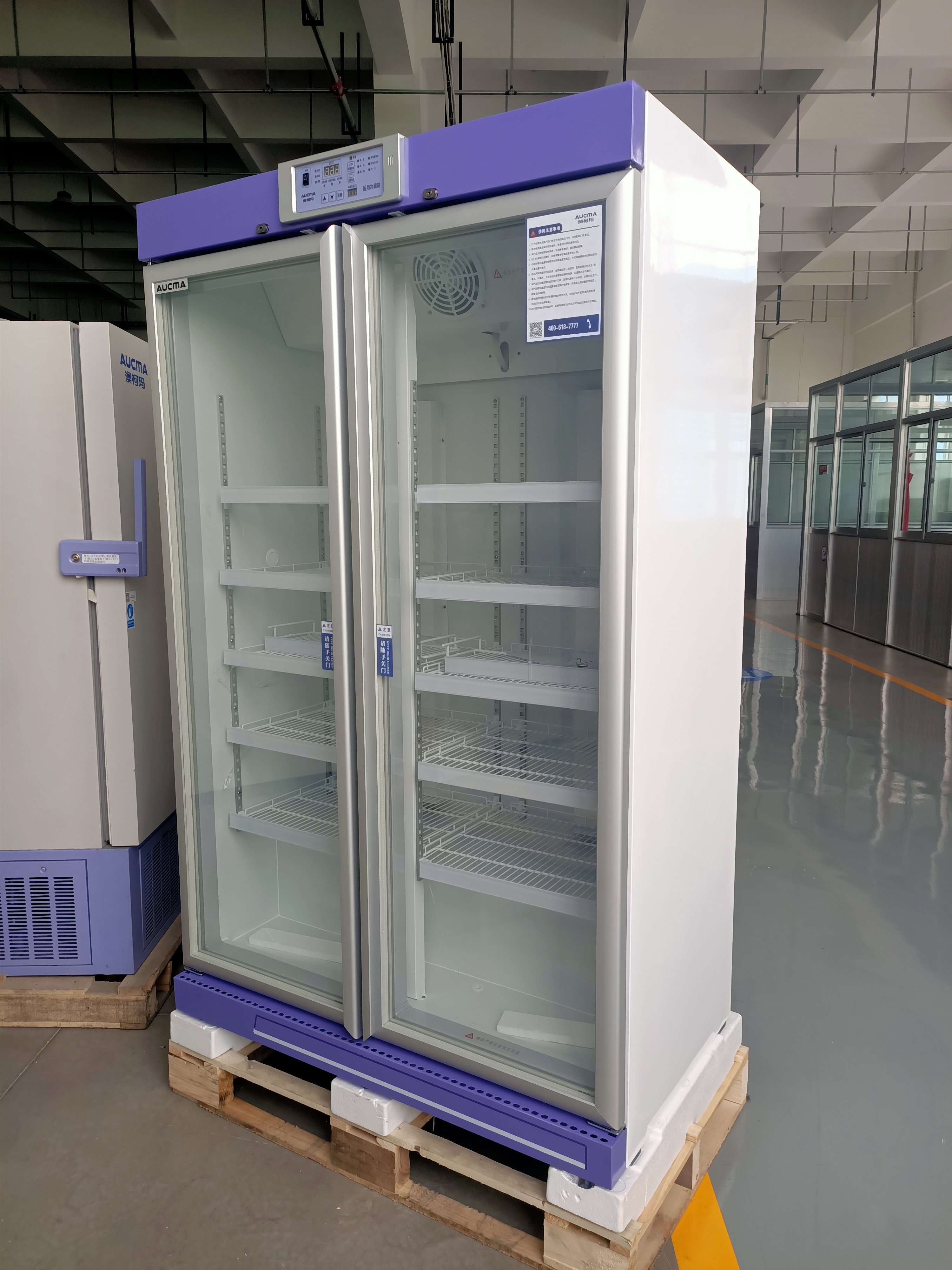 2-8 ℃ 1006L Sistema de enfriamiento de aire forzado Refrigerador de farmacia de China